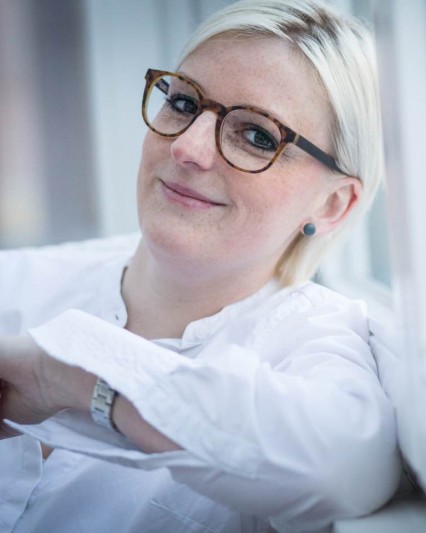 Augenoptikermeisterin Kathrin Guttmann mit einer Damenbrille von Ray-Ban