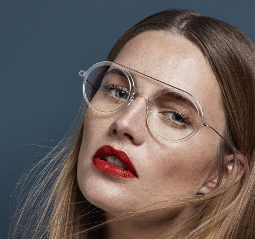 Weibliches Fotomodell mit Brille von Lindberg