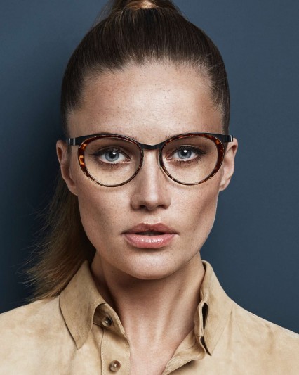 Weibliches Fotomodell mit Brille von Lindberg